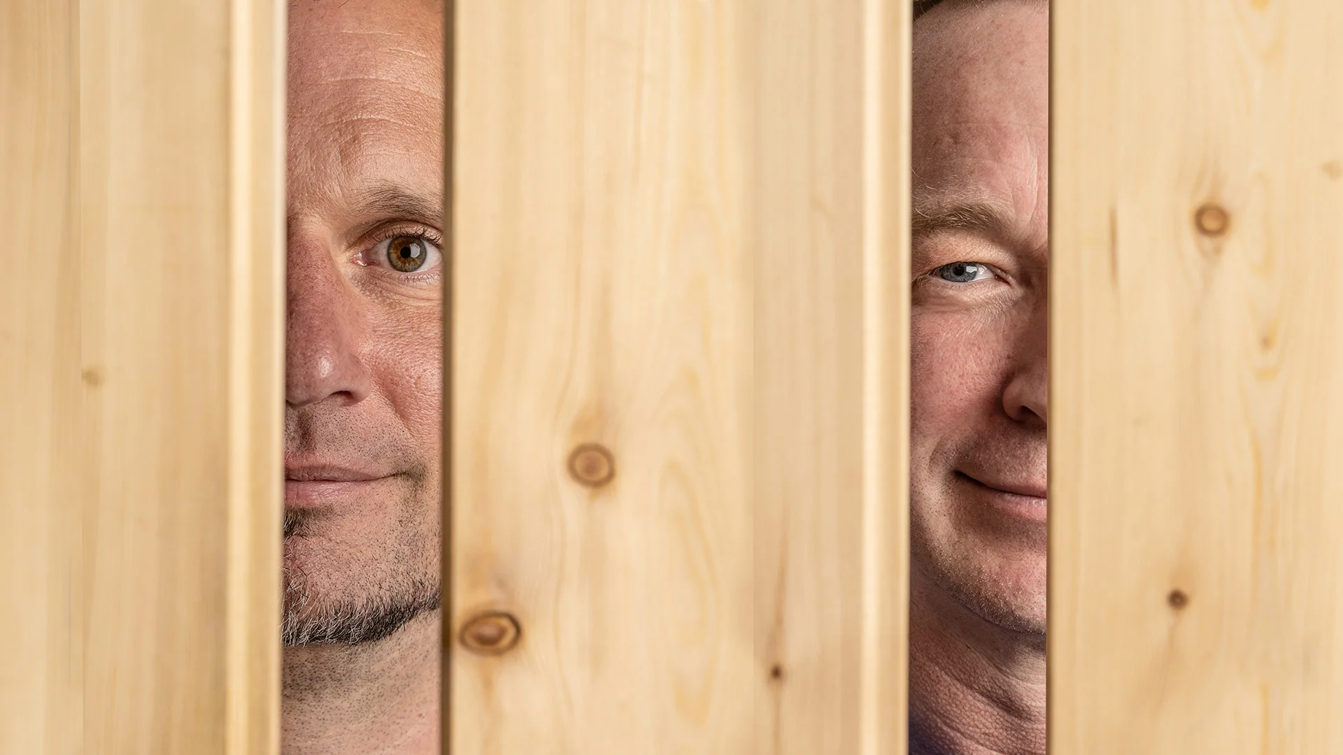 Tischler der HolzWerker bei der Holzbearbeitung in der Werkstatt